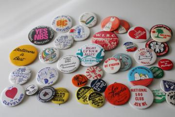 catalog photo of lot of 70s vintage metal pinback buttons, city souvenirs, bowling, political