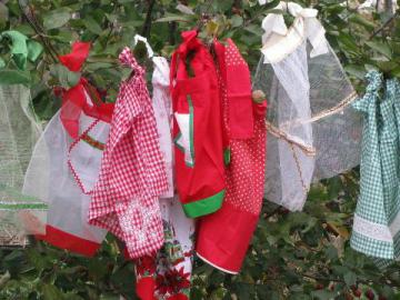 catalog photo of lot of 8 vintage red and green holiday aprons, Christmas prints etc.