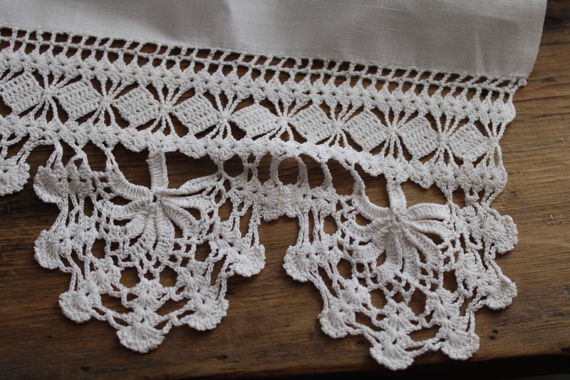 photo of lot of all white vintage linens, large towels w/ crochet lace, pair fingertip towels #12
