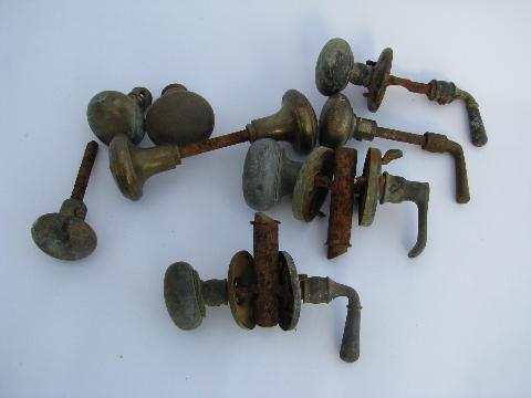 photo of lot of old antique brass door knobs and handles, vintage architectural restoration hardware #1