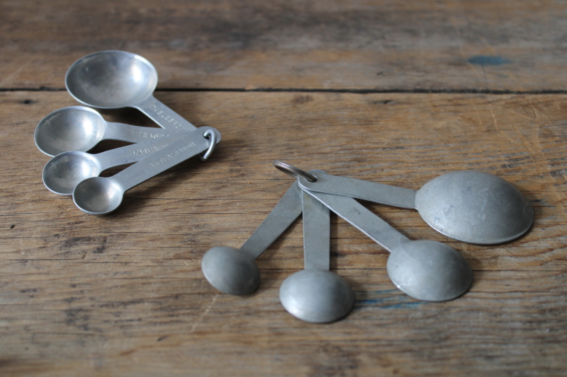 photo of lot of old measuring spoons, metal measuring spoon sets mid century vintage kitchenware  #3