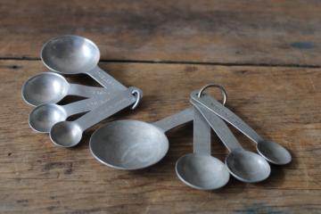 catalog photo of lot of old measuring spoons, metal measuring spoon sets mid century vintage kitchenware 