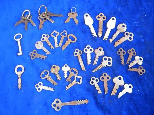 photo of lot of old vintage unusual skeleton box and chest keys #1