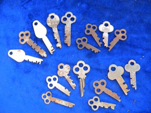 photo of lot of old vintage unusual skeleton box and chest keys #2