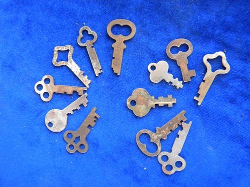 photo of lot of old vintage unusual skeleton box and chest keys #3