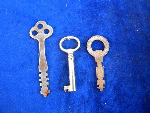 photo of lot of old vintage unusual skeleton box and chest keys #5