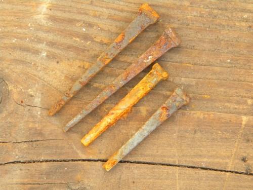 photo of lot of over 250 antique vintage rusty square cut nails 1.5'' to 2'' long #2