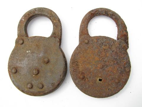 photo of lot of primitive old iron padlocks, Wm Enders Oak Leaf #2