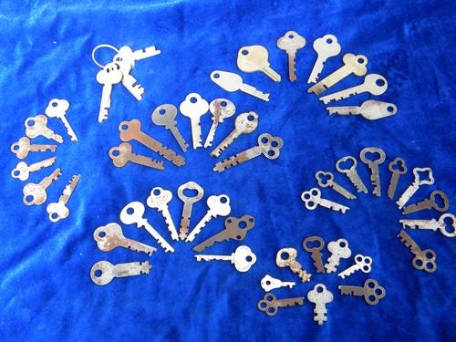 photo of lot of vintage old skeleton keys for luggage, steamer trunks, boxes #1