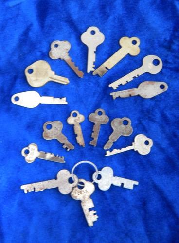 photo of lot of vintage old skeleton keys for luggage, steamer trunks, boxes #4