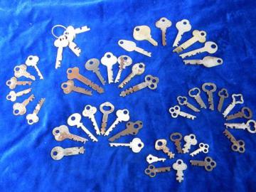 catalog photo of lot of vintage old skeleton keys for luggage, steamer trunks, boxes