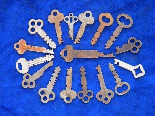 photo of lot of vintage old unusual box, chest & padlock keys #2