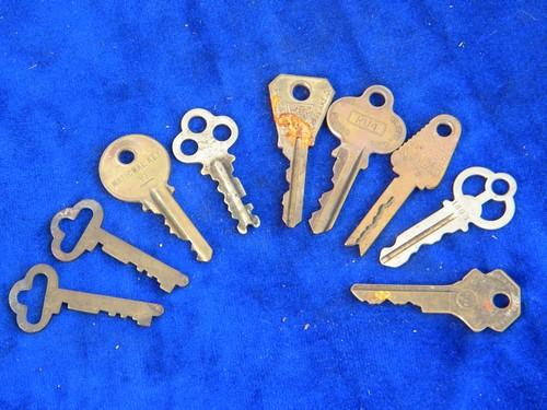 photo of lot of vintage old unusual box, chest & padlock keys #3