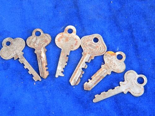 photo of lot of vintage old unusual box, chest & padlock keys #5