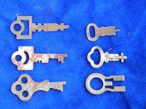 photo of lot of vintage old unusual box, chest & padlock keys #7