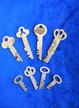 catalog photo of lot old antique Fink/Greenleaf bank vault, safe&cash box keys