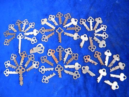 photo of lot old vintage assorted flat skeleton box keys from locksmith estate #1