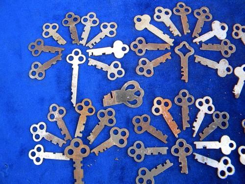 photo of lot old vintage assorted flat skeleton box keys from locksmith estate #2
