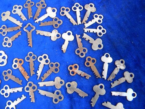 photo of lot old vintage assorted flat skeleton box keys from locksmith estate #3