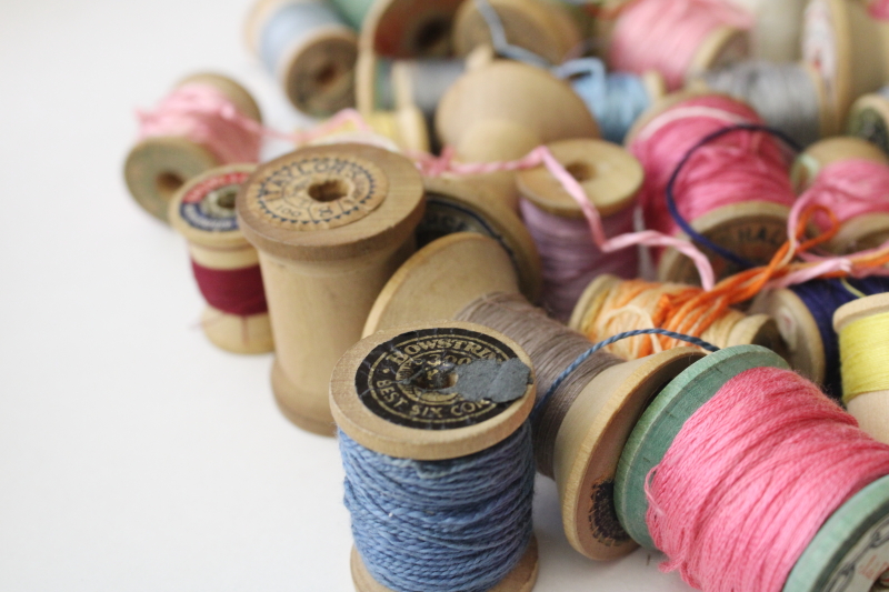 photo of lot old wooden spools, empty wood spools & some wrapped w/ vintage embroidery floss  #3