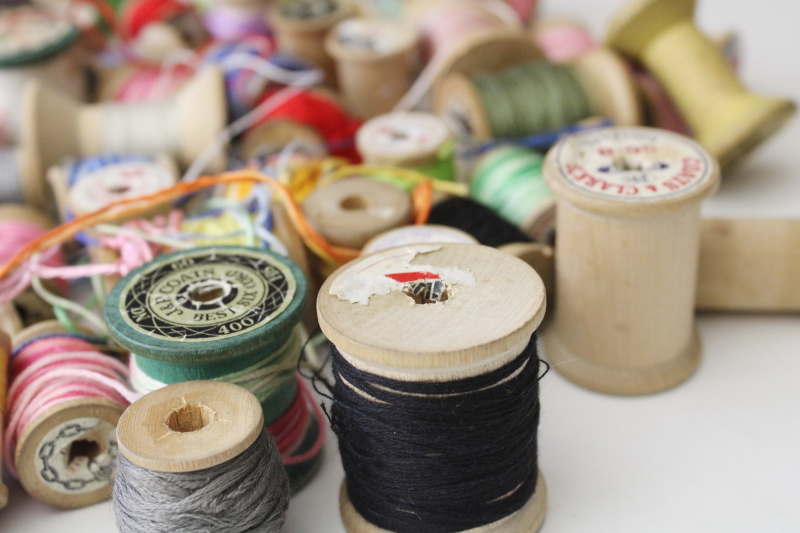 photo of lot old wooden spools, empty wood spools & some wrapped w/ vintage embroidery floss  #4