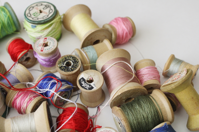 photo of lot old wooden spools, empty wood spools & some wrapped w/ vintage embroidery floss  #5