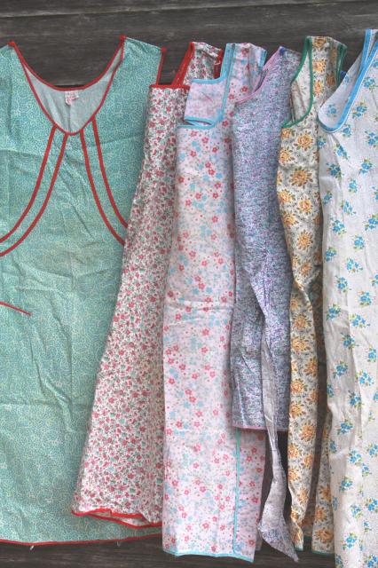 photo of lot vintage kitchen smock coverall full aprons, pretty soft faded floral cotton prints #1