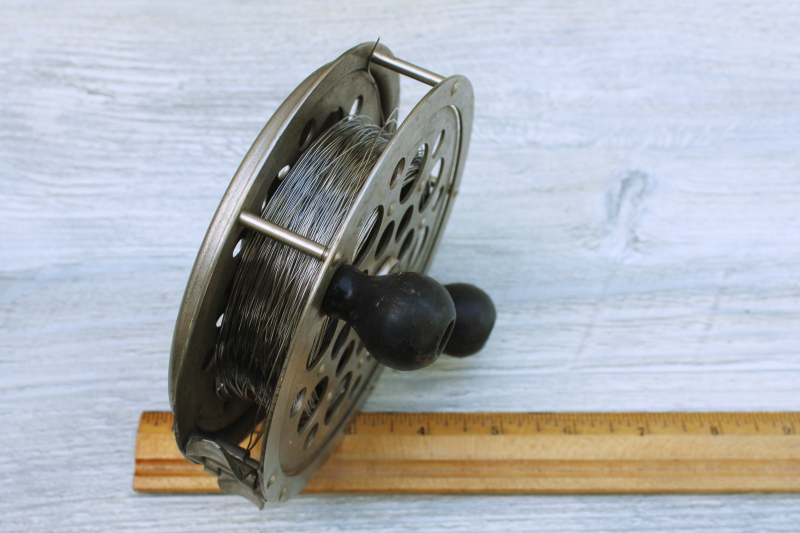 photo of mid-century vintage Pflueger model 1558 Sal Trout trolling fishing reel made in Akron Ohio #2