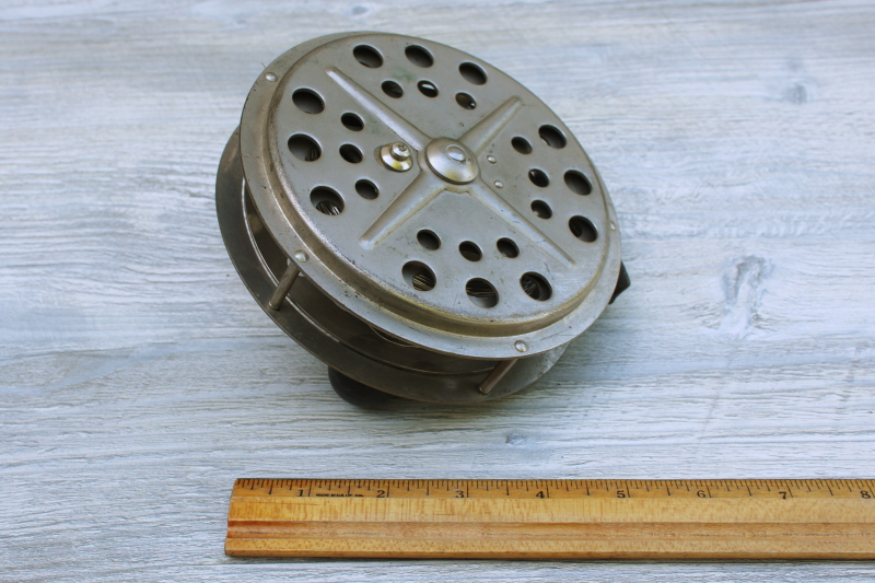 photo of mid-century vintage Pflueger model 1558 Sal Trout trolling fishing reel made in Akron Ohio #3