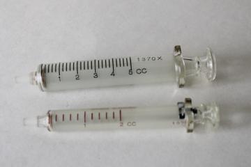 catalog photo of mid century vintage glass syringes 5 ml & 2 ml Creasy Syringe Co Monroe Wisconsin 