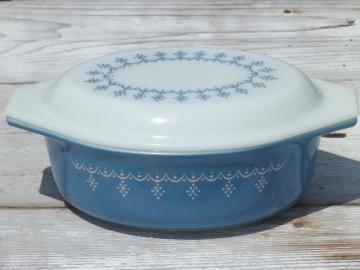 catalog photo of mid-century vintage Pyrex oval casserole, snowflake garland blue & white