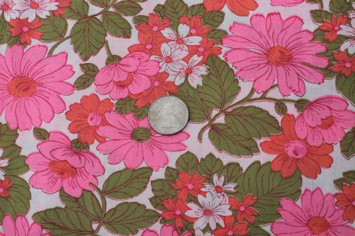 photo of mid-century vintage daisy flowered print cotton fabric w/ day-glo neon pink daisies #1