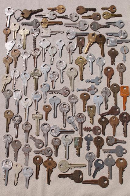 photo of mixed lot vintage keys, 100 metal keys latch keys for doors, house keys, car keys etc  #1