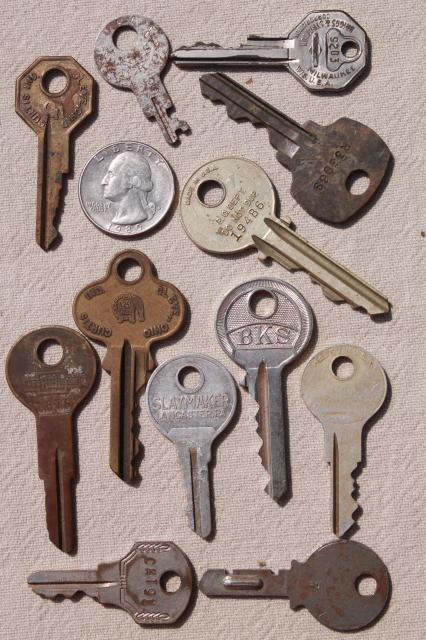 photo of mixed lot vintage keys, 100 metal keys latch keys for doors, house keys, car keys etc  #2