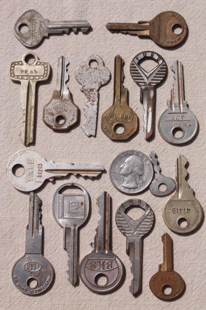 photo of mixed lot vintage keys, 100 metal keys latch keys for doors, house keys, car keys etc  #3