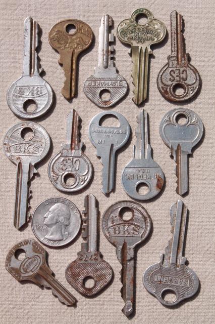 photo of mixed lot vintage keys, 100 metal keys latch keys for doors, house keys, car keys etc  #4