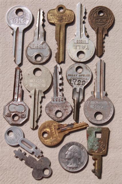 photo of mixed lot vintage keys, 100 metal keys latch keys for doors, house keys, car keys etc  #5