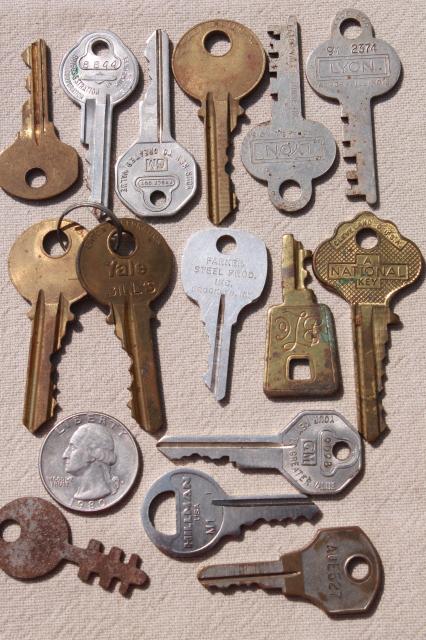 photo of mixed lot vintage keys, 100 metal keys latch keys for doors, house keys, car keys etc  #6