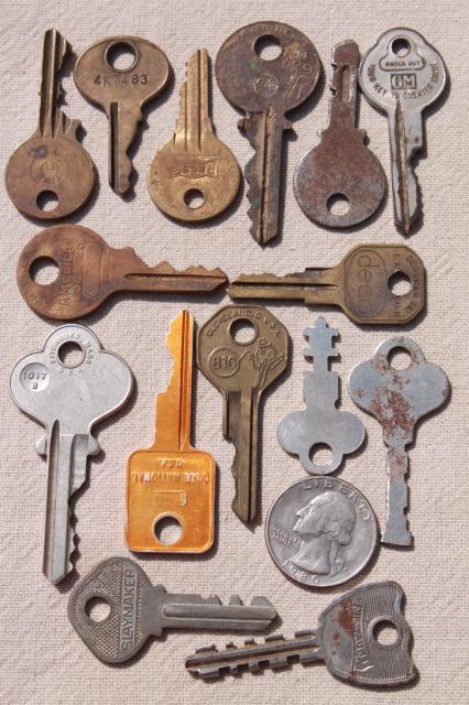 photo of mixed lot vintage keys, 100 metal keys latch keys for doors, house keys, car keys etc  #7