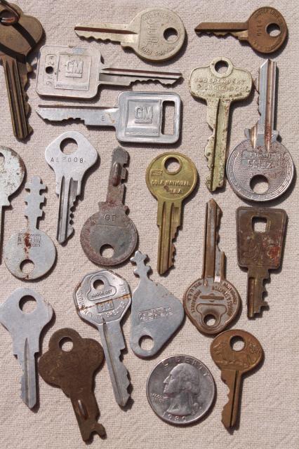 photo of mixed lot vintage keys, 100 metal keys latch keys for doors, house keys, car keys etc  #8