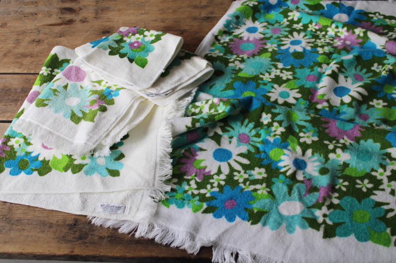 photo of mod vintage 60s 70s Fieldcrest cotton terrycloth bath towels, retro daisy flowered print #1