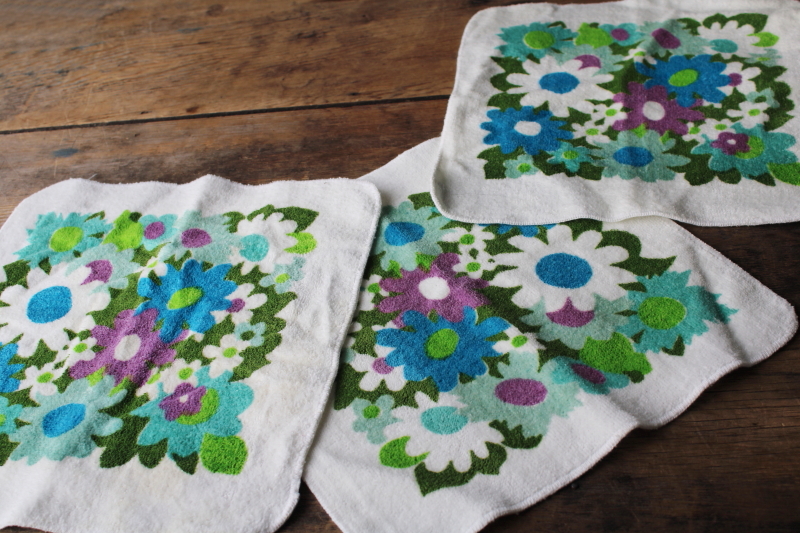 photo of mod vintage 60s 70s Fieldcrest cotton terrycloth bath towels, retro daisy flowered print #3