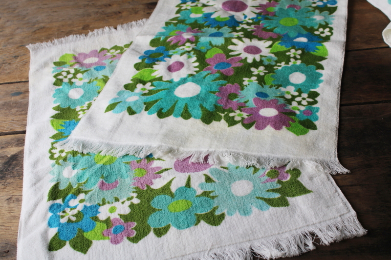 photo of mod vintage 60s 70s Fieldcrest cotton terrycloth bath towels, retro daisy flowered print #6