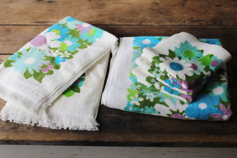 photo of mod vintage 60s 70s Fieldcrest cotton terrycloth bath towels, retro daisy flowered print #7