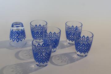 catalog photo of mod vintage France glass shot glasses, set of shots w/ tile pattern blue print