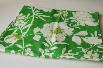 catalog photo of mod vintage Zepel Bloom Craft floral print cotton decorator fabric, flowers on green