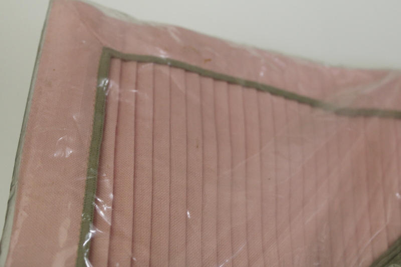 photo of new in package vintage tuxedo pleated placemats w/ napkins, linen weave soft pink w/ tan #3