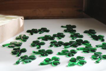 catalog photo of new old stock 24 lampwork art glass shamrocks, emerald green glass clover table decorations