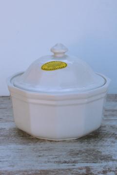 catalog photo of new w/ label vintage 2 quart casserole w/ lid, Pfaltzgraff Heritage white stoneware 