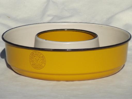 photo of old Cream City enamel ware ring pan, vintage yellow enamelware food mold #1